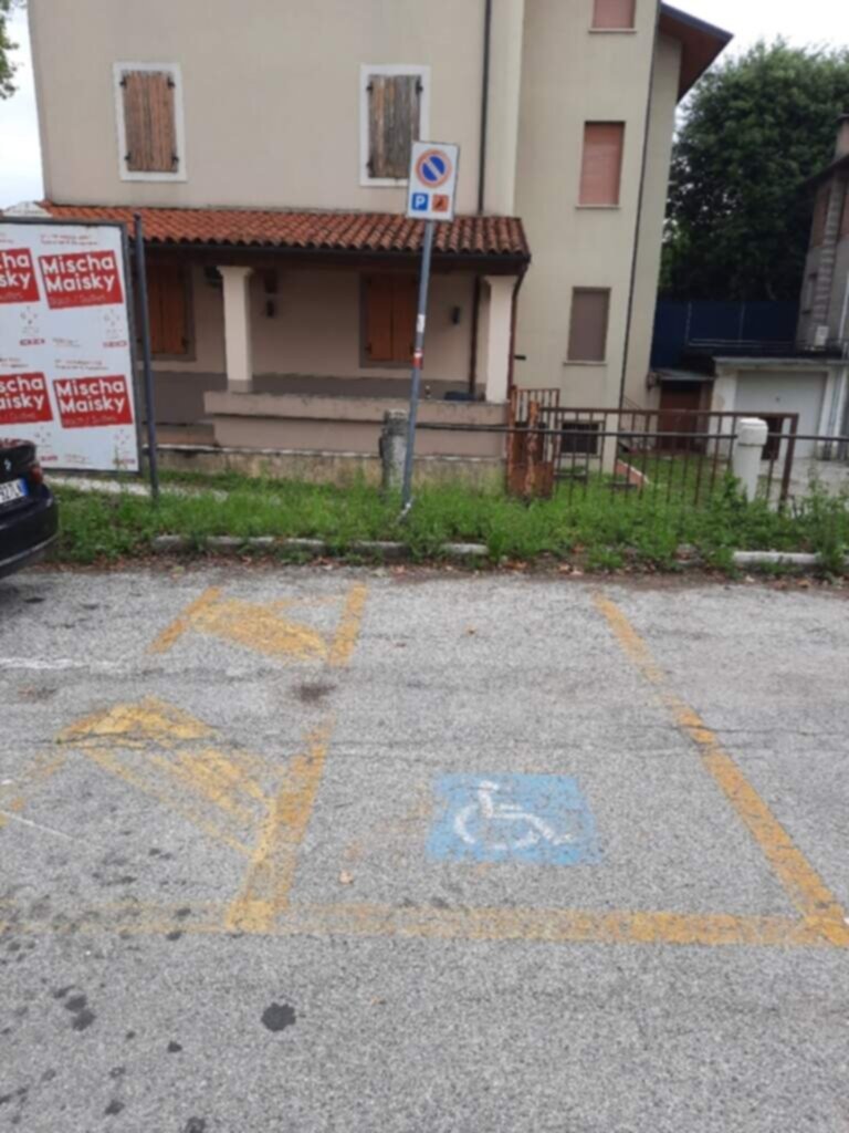 PARCHEGGIO DISABILI PUBBLICO