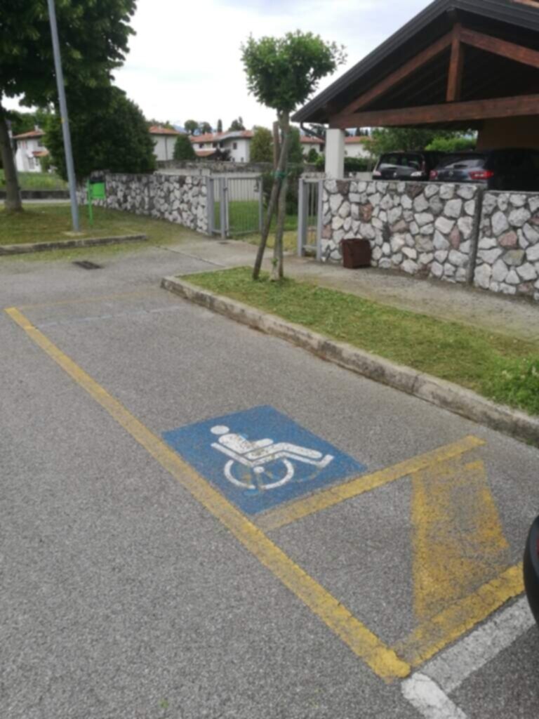 PARCHEGGIO DISABILI PUBBLICO in Via Villa Italia