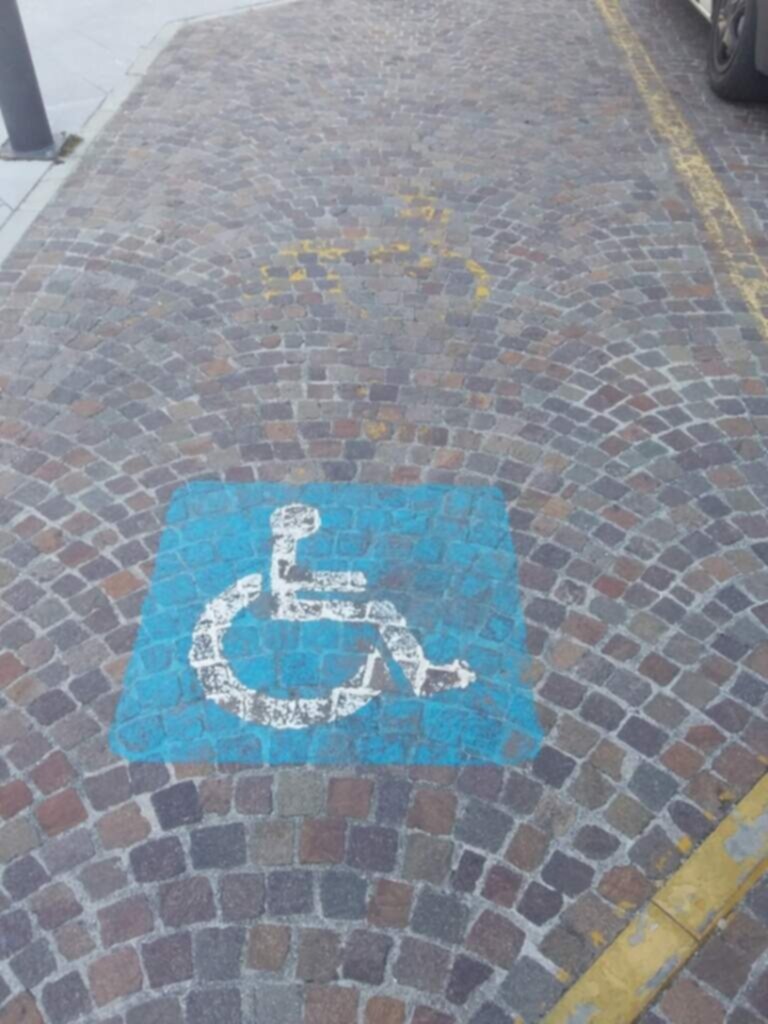 PARCHEGGIO DISABILI PUBBLICO