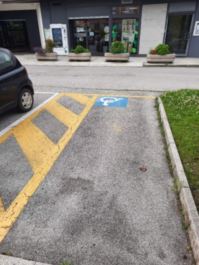 PARCHEGGIO DISABILI PUBBLICO