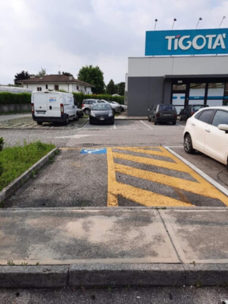 PARCHEGGIO DISABILI PUBBLICO