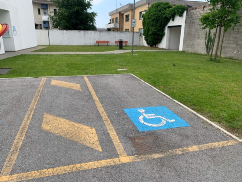 PARCHEGGIO DISABILI PUBBLICO
