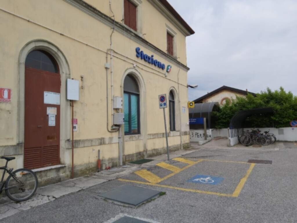 PARCHEGGIO DISABILI PUBBLICO stazione dei treni