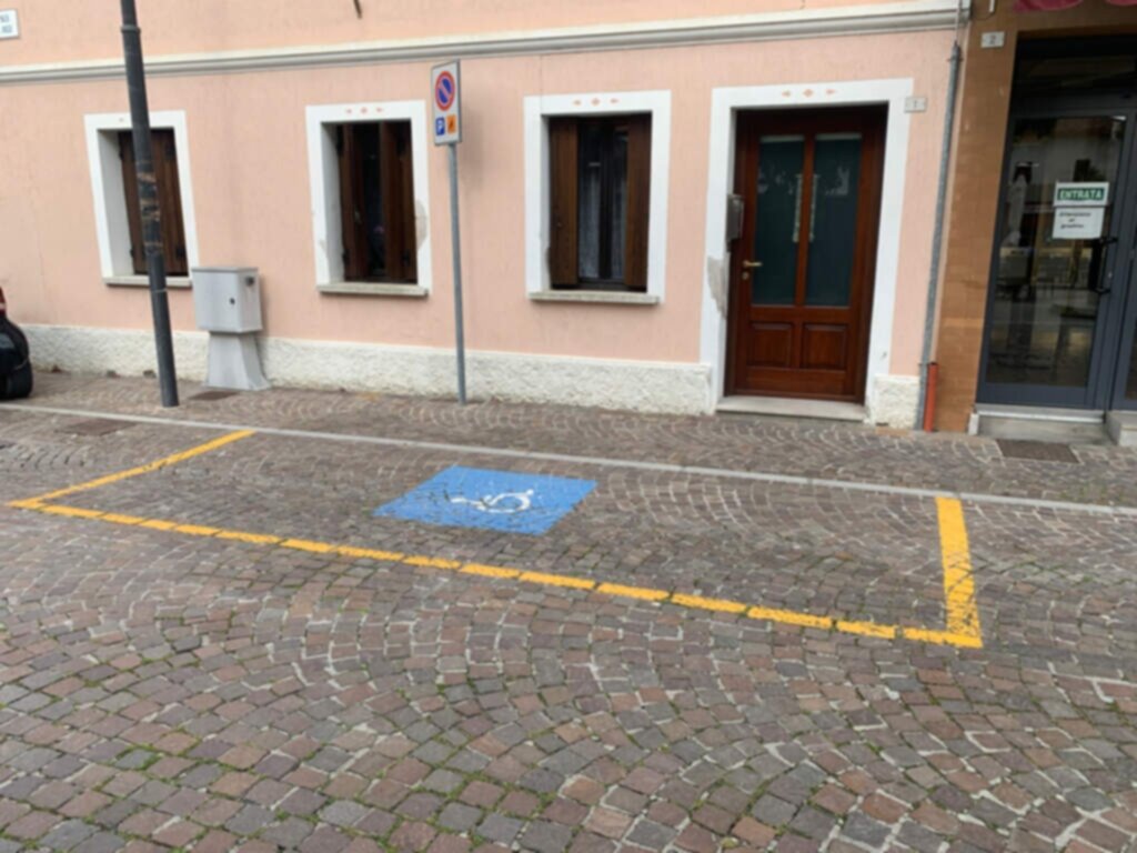 PARCHEGGIO DISABILI PUBBLICO