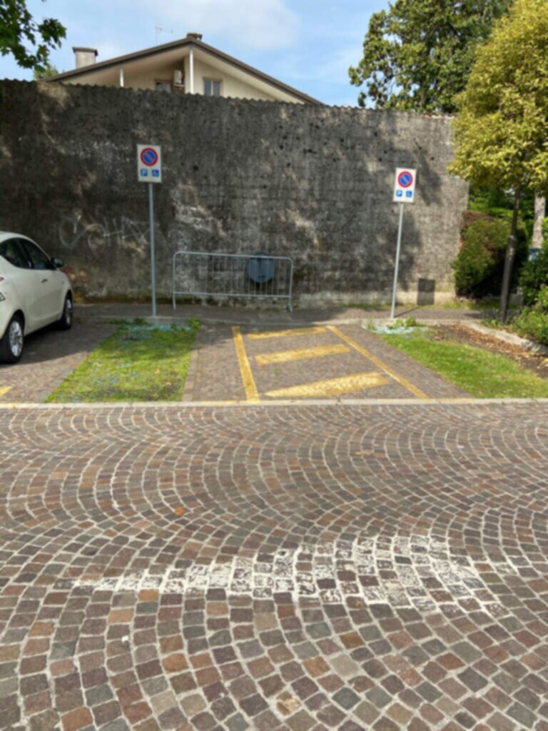 PARCHEGGIO DISABILI PUBBLICO