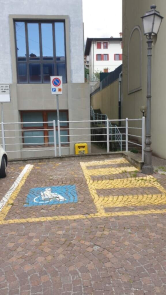 PARCHEGGIO DISABILI PUBBLICO