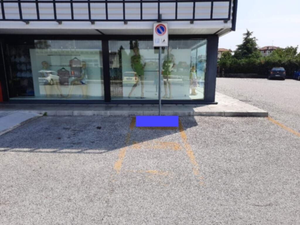 PARCHEGGIO DISABILI PUBBLICO Shen Market