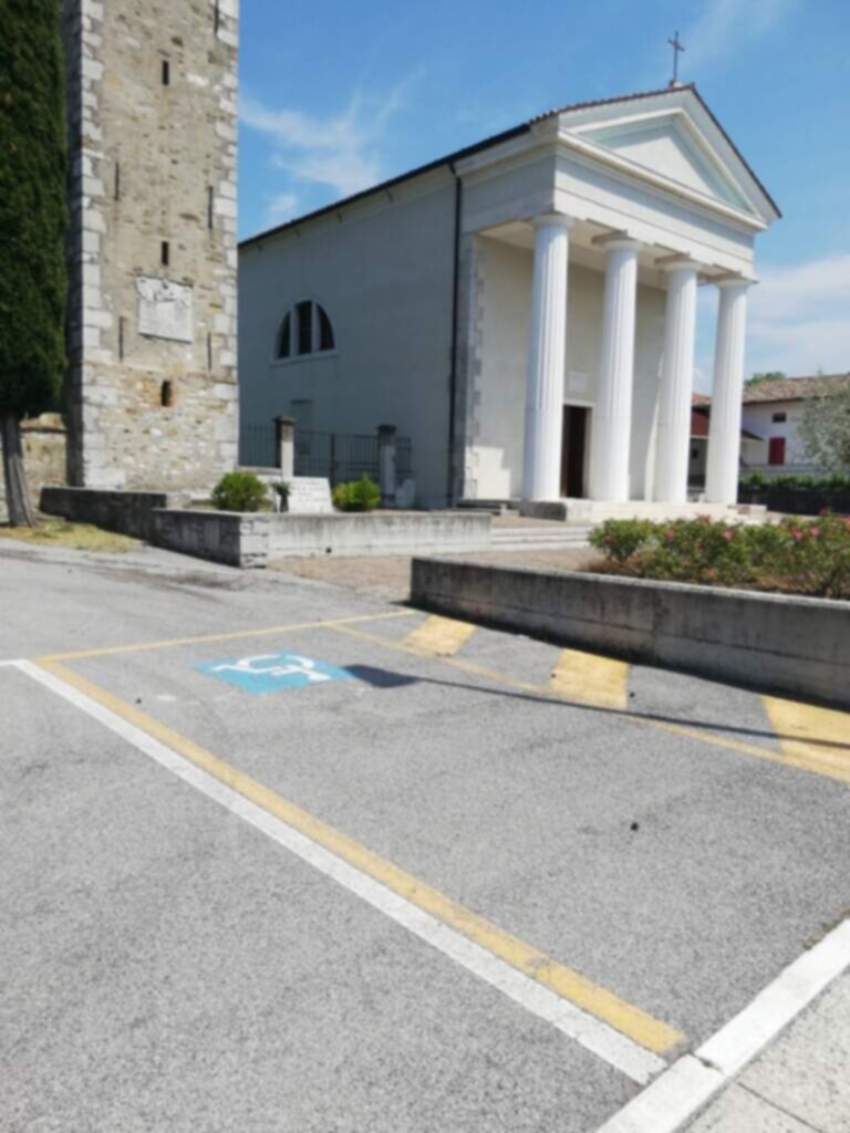 PARCHEGGIO DISABILI Pubblico chiesa muscoli