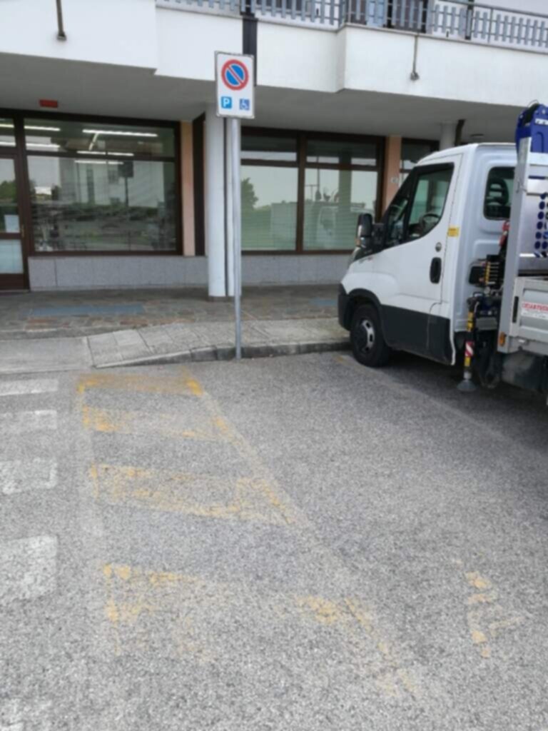 PARCHEGGIO DISABILI PUBBLICO in Via dei Platani (Bar)