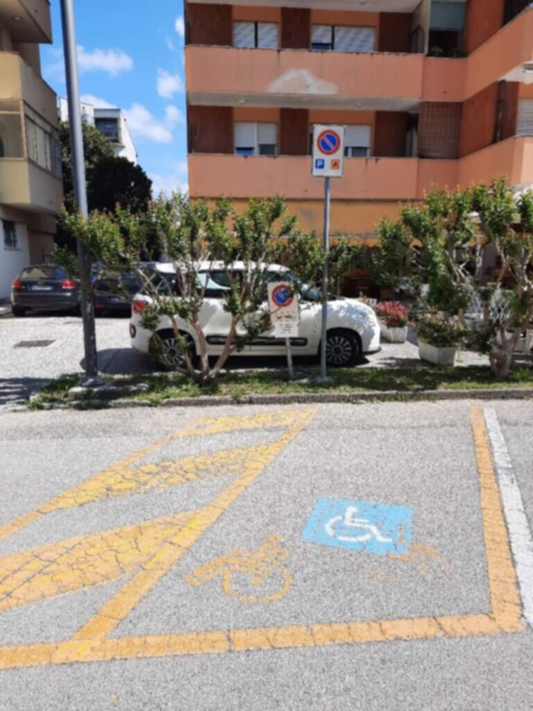 PARCHEGGIO DISABILI PUBBLICO