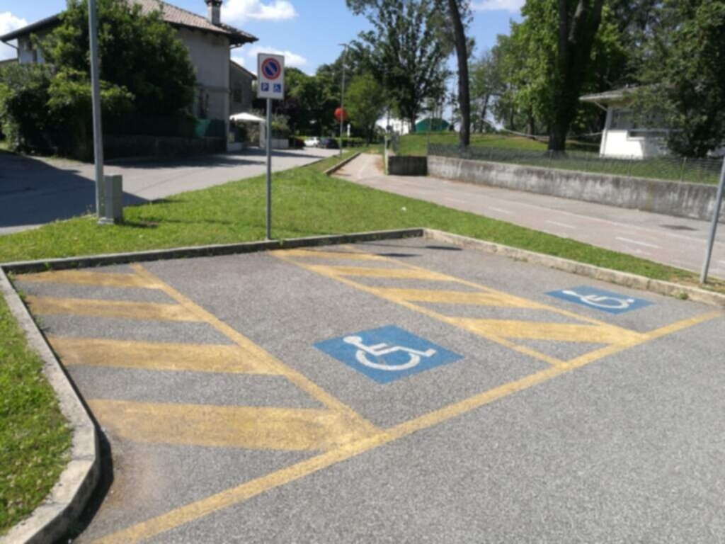 PARCHEGGIO DISABILI PUBBLICO in Via Udine (Scuola)