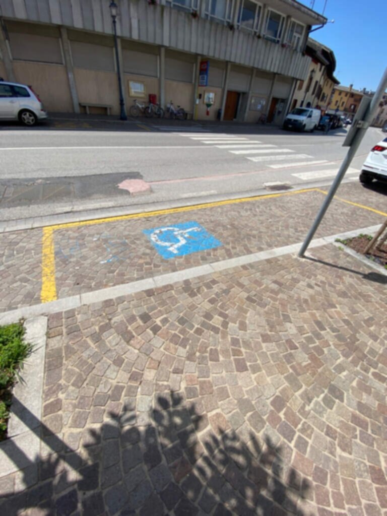 PARCHEGGIO DISABILI PUBBLICO strada principale di Lavariano