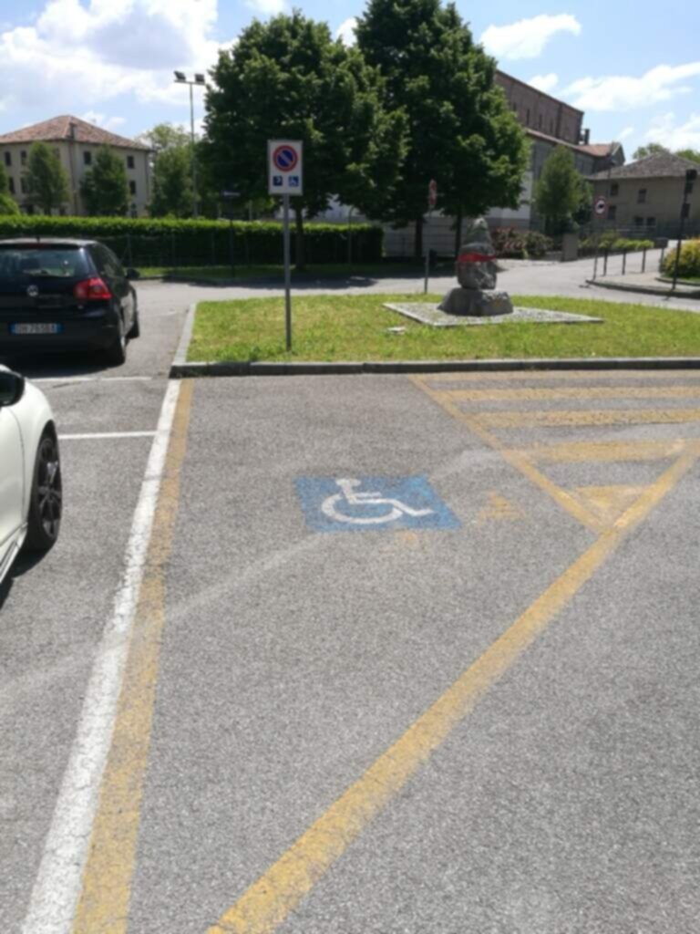PARCHEGGIO DISABILI PUBBLICO 2 Piazzale Martiri delle Foibe