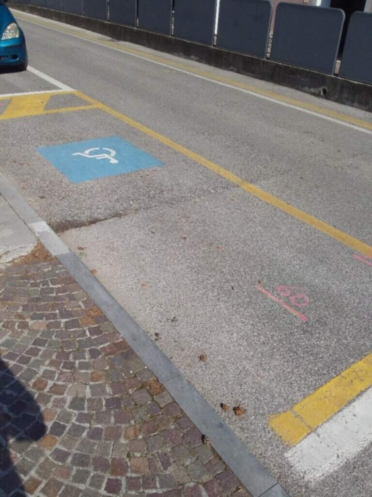 PARCHEGGIO DISABILI PUBBLICO