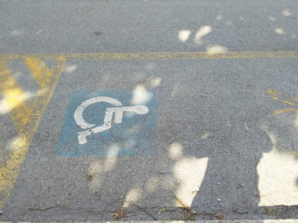 PARCHEGGIO DISABILI PUBBLICO