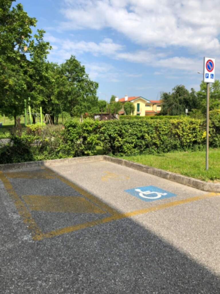 PARCHEGGIO DISABILI PUBBLICO